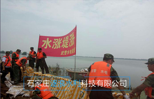 河北沿海地區(qū)，現(xiàn)場為堵水墻建設(shè)工作進(jìn)行中